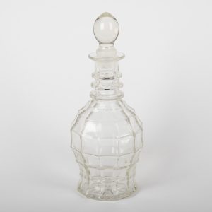 Carafe ancienne en verre moulé avec bouchon