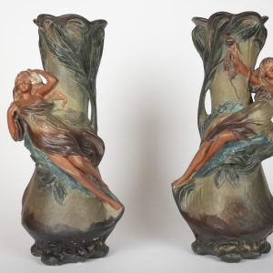 Paire de vases Art Nouveau en plâtre ornés de figures féminines