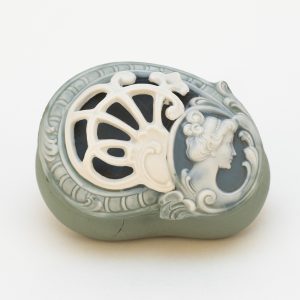 Petite boîte décorative en céramique en biscuit – Décor camée – Art nouveau