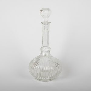 Carafe ancienne en verre à côtes torsadées