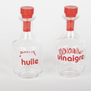 Duo de flacons vintage Huile & Vinaigre – Verre et plastique rouge – Made in Ita