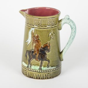 Pichet ancien “Jeanne d’Arc” – signé G. DE BRUYN – 18 cm