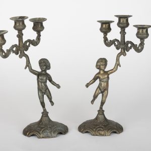Paire de candélabres en régule – Motif enfant portant des bras de lumière