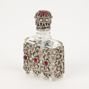 Flacon de parfum ancien en verre avec monture ornée de pierres rouges – Style Ar