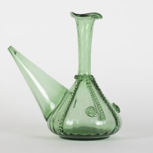 Pichet en verre vert soufflé, décoration torsadée