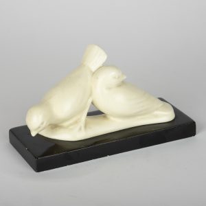 Statuette Art Déco en céramique représentant deux oiseaux sur base noire