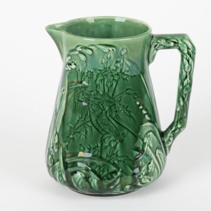 Pichet vintage en barbotine verte irisée – décor oiseau et feuillage – 18 cm