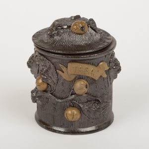 Pot à tabac en grès de Noron La Poterie – Décor pommes et têtes de lion