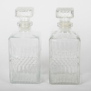 Lot de 2 carafes en verre taillé avec bouchons
