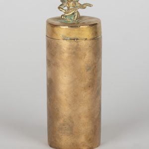 Boîte ancienne en métal doré avec angelot jouant de la guitare