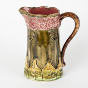 Pichet ancien en barbotine – décor trèfles – estampillé Orchies – H. 18 cm