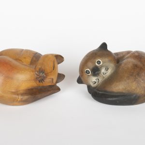 Paire de chats sculptés en bois – Art populaire vintage