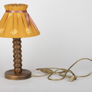 Lampe de chevet vintage en bois sculpté avec abat-jour jaune