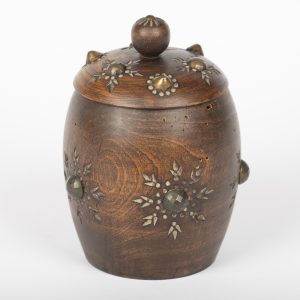 Boîte en bois sculptée avec incrustations – Vintage