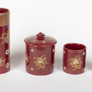 Vase rouleaux et ensemble de fumeurs en faïence rouge de Saint Clément – Époque