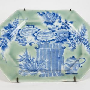 Grand et rare plat octogonal en porcelaine céladon - Style Imari, XIXᵉ siècle
