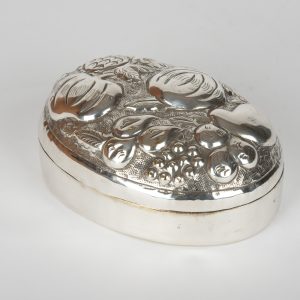 Boîte en métal argenté gravée – Motif fruits et feuillage