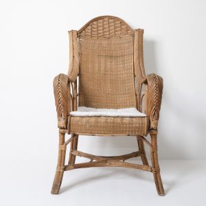 Fauteuil en rotin vintage avec dossier haut – Charme intemporel et confort éléga
