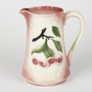 Pichet ancien en barbotine – Poët-Laval – Décor cerises – Art Nouveau – N°692