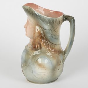 Pichet vintage en barbotine – Jeanne d’Arc – Saint-Clément – 27 cm
