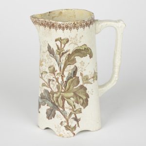 Pichet ancien en terre de fer – HB & Cie – Modèle “Chrysanthèmes”