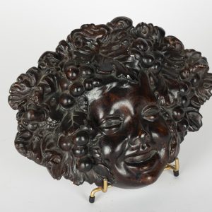 Masque mural en plâtre représentant Bacchus enfant