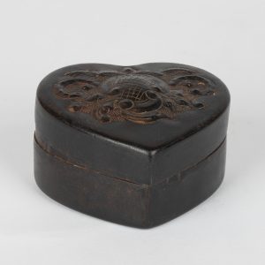 Boîte ancienne en métal sculpté - Forme de cœur