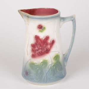 Pichet ancien en barbotine – Saint-Amand, motif floral