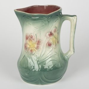 Pichet ancien en barbotine – Art Nouveau – Décor de fleurs