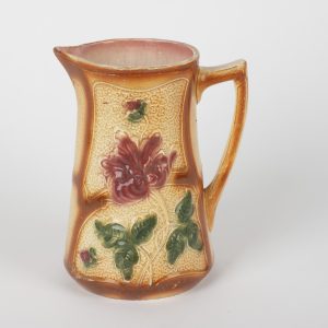 Pichet ancien en barbotine – 19 cm