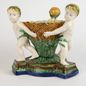 Coupe en barbotine polychrome - Décor de chérubins (style Minton)