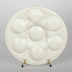 Assiette à huîtres Longchamp blanche, six coquilles en relief autour d'un centre.