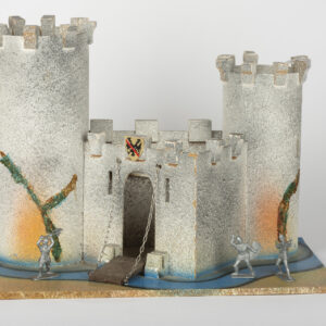 Château fort Starlux en isorel peint gris, trois tours crénelées et pont-levis.