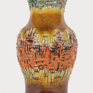 Grand vase balustre Ü Keramik brun miel à bandeau de motifs rouges et orange en relief.