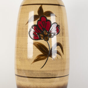 Grand vase West Germany beige et brun à grande fleur rouge peinte, vu de face.