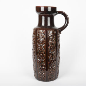Grand vase à anse West Germany en céramique brun chocolat, décor floral en relief, vu de face.