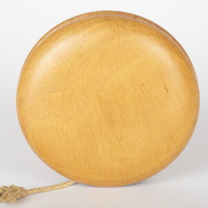 Grand yoyo en bois blond verni vu de face, ficelle enroulée.