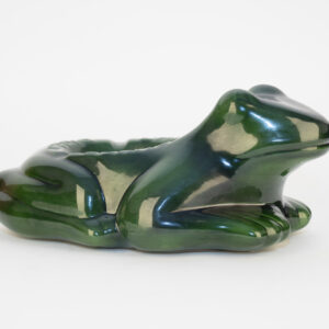 Grande grenouille en faïence émaillée verte, vue de profil, longueur 40 cm.