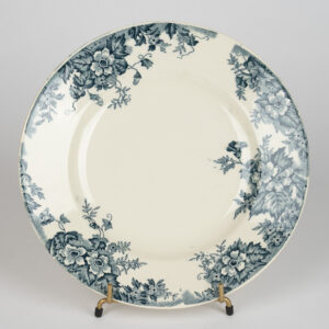 Assiette Saint-Amand Marie-Louise à décor floral bleu-vert, vu de face.