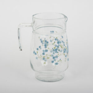 Pichet Arcopal Véronica en verre transparent à décor de myosotis bleus, vu de face.