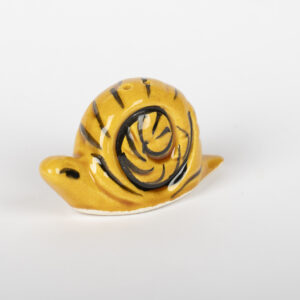 Salière en céramique en forme d'escargot jaune à spirale noire.