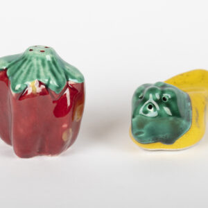Salière et poivrière en céramique en forme de poivron rouge et poivron jaune.