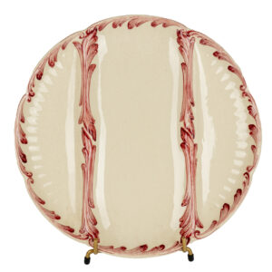 Assiette à asperges Sarreguemines crème à rigoles et décor rocaille rouge.