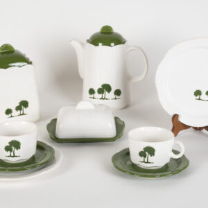 Service Wächtersbach blanc à palmiers verts : cafetière, sucrier, beurrier, tasses et assiette.