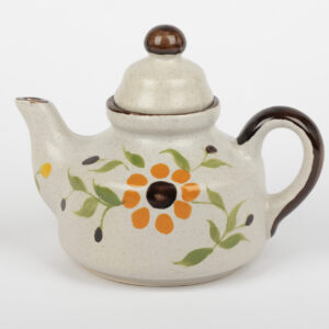 Théière en céramique crème à décor de fleurs orange et brunes peintes, couvercle à bouton brun.