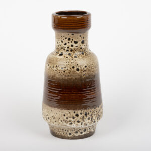Vase élancé Fat Lava West Germany 1608-25, bandeaux bruns et émail crème texturé effet lave, vu de face.