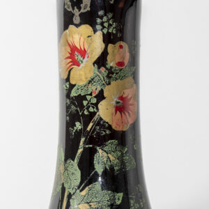 Vase en verre noir à décor de fleurs rouges, dorées et feuillage vert peints à la main.