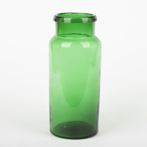 Vase cylindrique en verre soufflé vert translucide à col ourlé, vu de face.