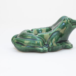 Vide-poche en céramique émaillée verte en forme de grenouille, vu de profil.