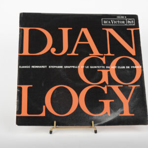 Pochette du vinyle Djangology, grandes lettres orange sur fond noir.